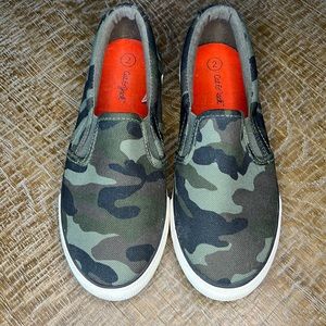 Cat & Jack size 2 slip on camo sneakers